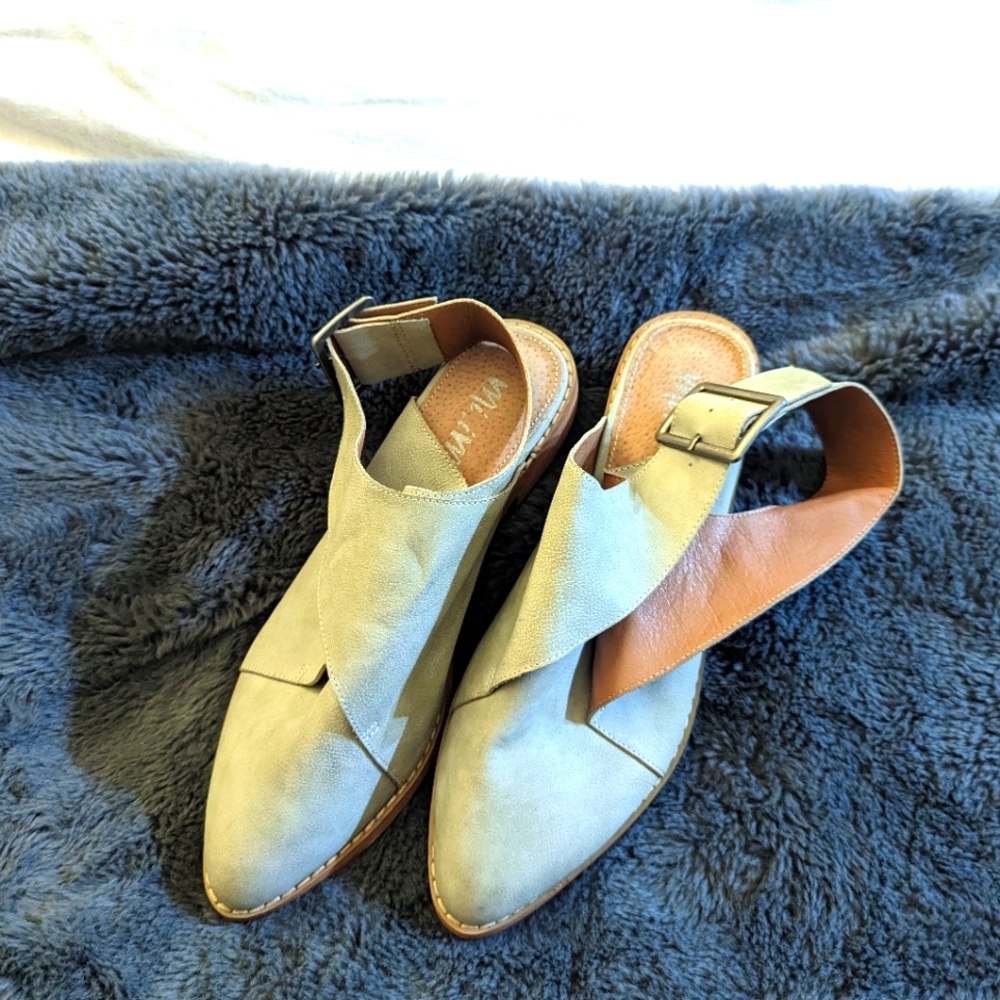 Mi. Mi Miracle Miles Fran Buckle Wrapped Flat in Black Leather Size 7